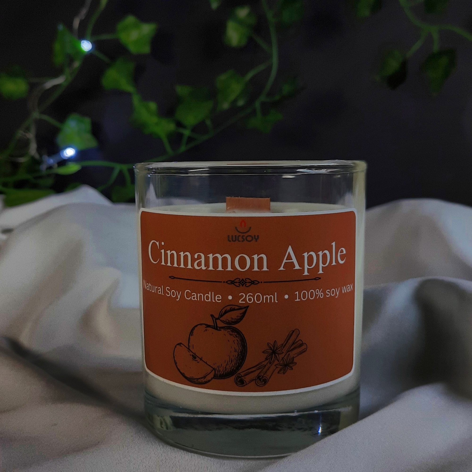 świeca sojowa z drewnianym knotem o zapachu jabłka i cynamonu 260ml