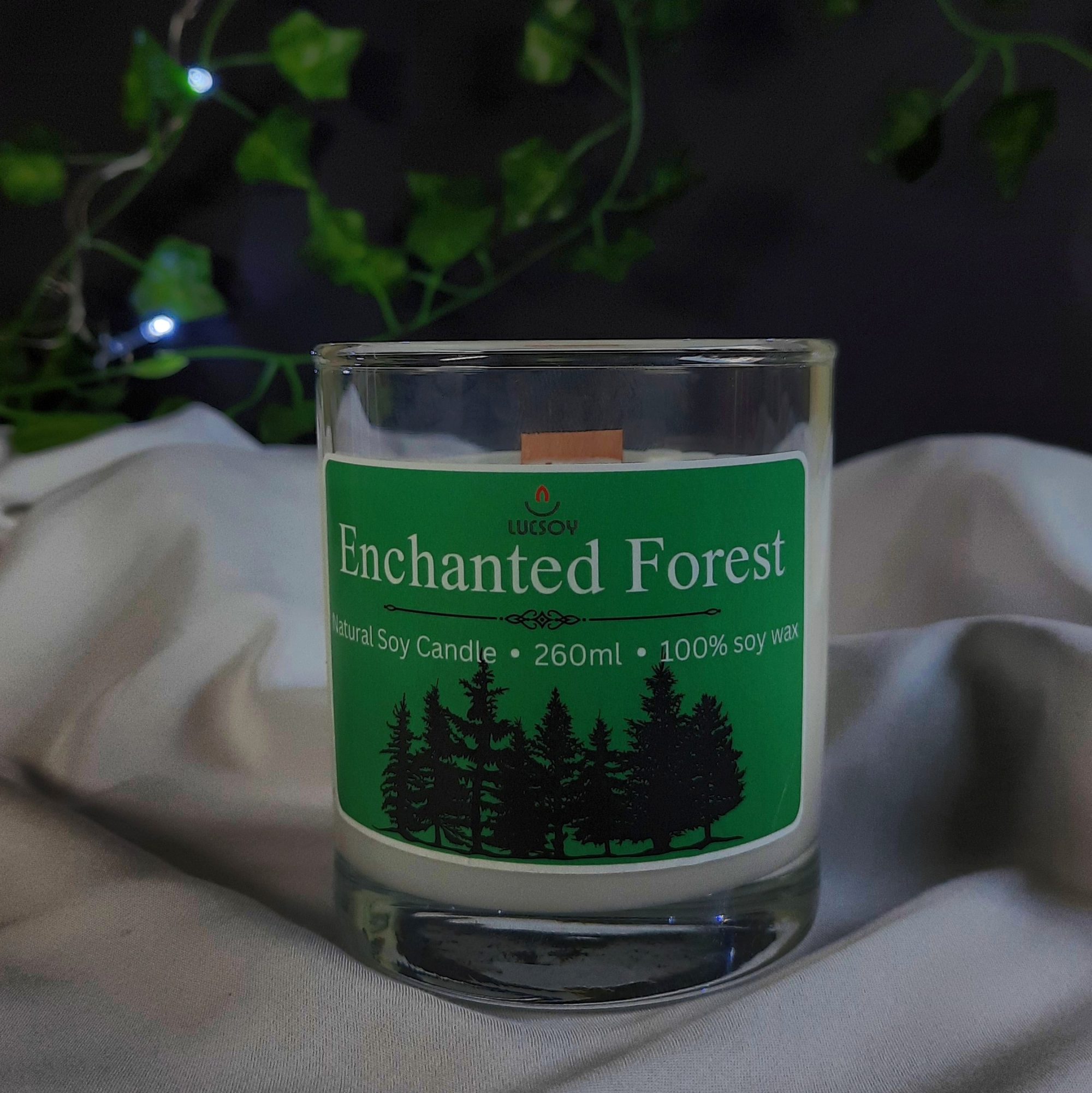 świeca sojowa z drewnianym knotem o zapachu magicznego lasu 260ml